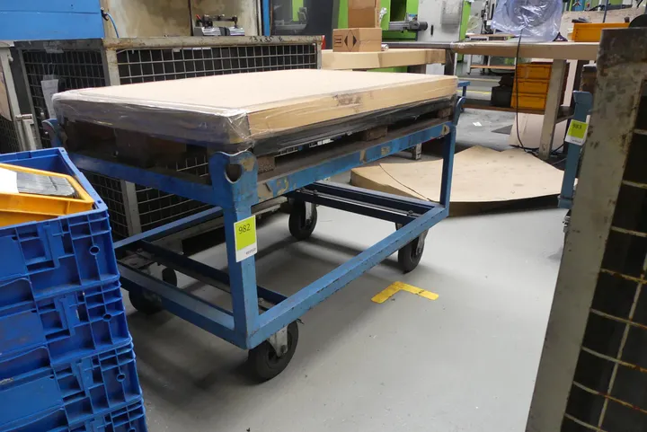 Palettenwagen, mit Inhalt